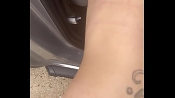 Pelacur menunduk menggoda di depan kamera, siap menerima ganasnya penis di liang vaginanya.