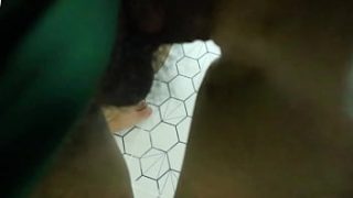 Mami Thai Tersepak, Digencet Bos di Kamar Mandi