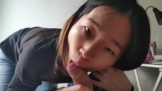 Mengisap kontol Asia hingga puas