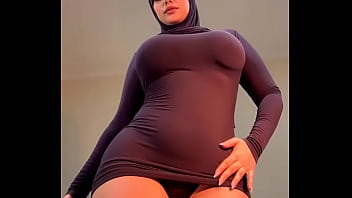 Gadis berhijab yang seksi menggoyangkan tubuhnya dengan penuh gairah