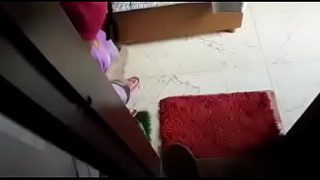 Pembantu seksi Desi menggoda dengan membuka-buka pakaiannya