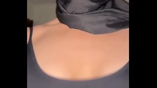 Gadis Arab berhijab mengelus-elus payudaranya dengan lambat dan mesra, memuja tubuhnya sendiri dalam adegan solo yang menggoda.