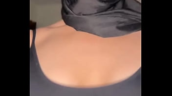 Gadis Arab berhijab mengelus-elus payudaranya dengan lambat dan mesra, memuja tubuhnya sendiri dalam adegan solo yang menggoda.