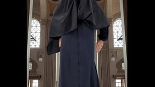 Mencoba Abaya dan Hijab dengan Gaya yang Menggoda