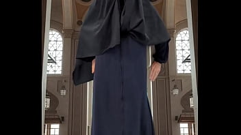 Mencoba Abaya dan Hijab dengan Gaya yang Menggoda