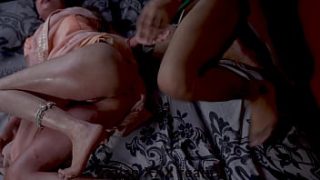 Ibu Tiri India Menggoda Keluarga Tiri dalam Adegan Panas Hindi