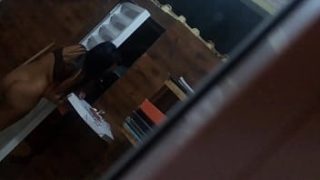 Novinha pelada recebendo o entregador com tesão: siga @annebruna22