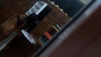 Novinha pelada recebendo o entregador com tesão: siga @annebruna22