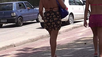 Gadis manis pergi ke pantai dengan pantat yang menggoda!