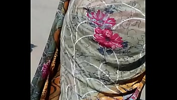 Paha Mulus Mengintip dari Balik Sari