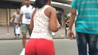 Morena montanha-russa de curvas rebola gostoso no motel.