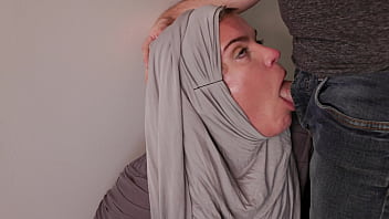 Wanita Berhijab Cosplay Digencet Wajahnya oleh Bule Berotot