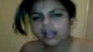 Gadis montok menggila di ranjang bersama pacarnya dalam video panas