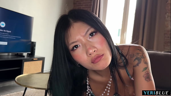 Dia Menangkap Adik Tirinya dari China Lagi Kirim Foto Bugil!