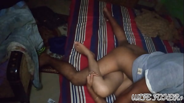 Gadis dan Pria Desi yang Menggoda