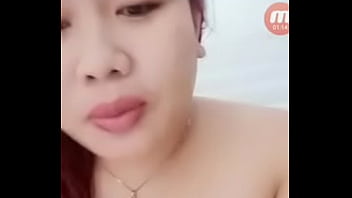 Gadis Indonesia Tampilkan Payudara Besar dan Masturbasi Langsung