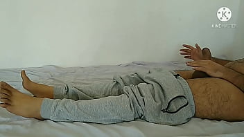 Neha mengantar adiknya tidur dengan suara Hindi yang jelas dan menggoda