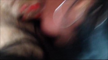 Istri Asia menelan sperma setelah menghisap penis dengan penuh gairah