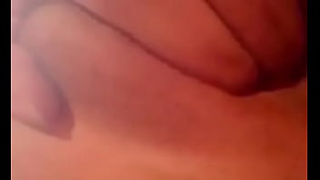 Mi perra caliente me envía un video ardiente masturbándose y suplicando por una buena verga