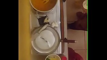 Tante Desi yang Menggoda dengan Belahan Dadanya yang Menggiurkan