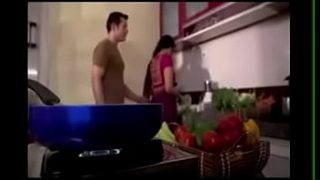 Gadis India yang Menggoda dengan Lekuk Tubuh yang Memukau