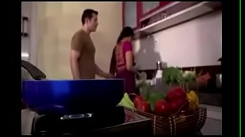 Gadis India yang Menggoda dengan Lekuk Tubuh yang Memukau