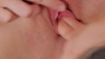 Ibu brunette dewasa merangsang kemaluannya sendiri
