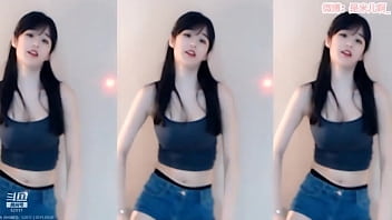 Cô nàng Trung Quốc uốn éo quay lại thách thức các anh