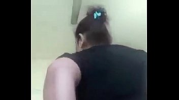 Gadis desi menggoda diri sendiri dengan penuh gairah