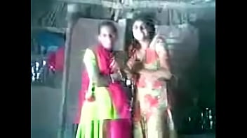 Kesenangan Lesbian Desi yang Menggoda