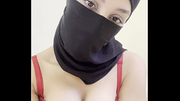 Gadis Berhijab Arab dalam Niqab Memamerkan Payudara Besar dan Tetek Bulat Sempurna