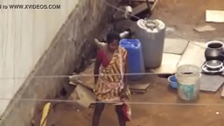 Desi Berdiri Sambil Kencing dan Mengencingi