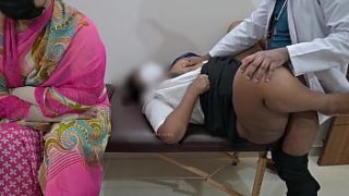 Siswa sekolah India digencet habis-habisan oleh dokter di depan ibunya