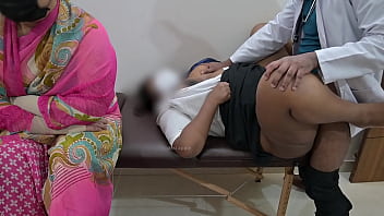 Siswa sekolah India digencet habis-habisan oleh dokter di depan ibunya