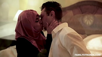 Ella Knox, Remaja Muslimah Berpayudara Besar Alami, Balas Dendam pada Ibu Tiri Tegasnya dengan Menggoda Ayah Tirinya