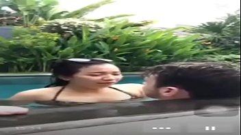 Bercinta di kolam renang saat siaran langsung