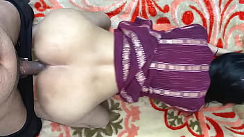 Setelah menggoda Bhabhi, aku menggenjot memeknya dan merekamnya diam-diam