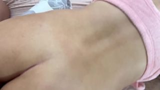 Orangtuaku tinggalkan aku sendirian dengan kakak tiriku dan dia menghardikku
