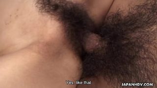 Gadis Asia berambut cokelat digerayangi dari belakang dengan nafsu birahi