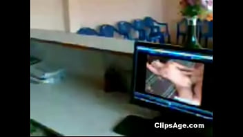 Masturbasi di Kantor Sambil Nonton Film Dewasa