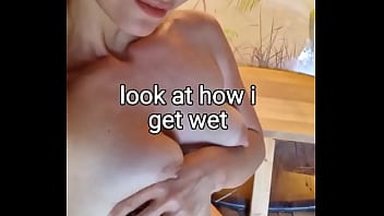 Gadis Asia seksi brunet bertato dalam bikini menggoda
