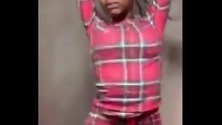 Asian Doll menggoyangkan pantatnya yang montok di Instagram Live sambil menyanyikan lagu barunya dengan gerakan mulut yang menggoda
