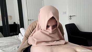 Ibu Tiri Arab Menggoda Anak Laki-laki dengan Tangan Patah