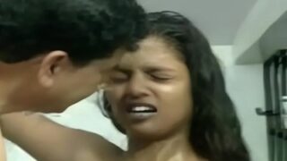 Bercinta di Kamar Mandi dengan Putri Tiri dalam Film Biru India