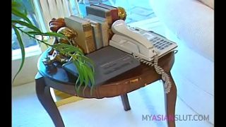 Gadis Afrika dan Asia bercinta liar di ruang tamu