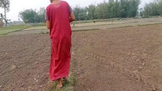 Bhabhi genit menggoda tetangga di kebun, panasnya adegan mesum desi