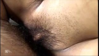 Amateur Asia dengan bulu kemaluan lebat ditusuk habis-habis oleh kontol keras