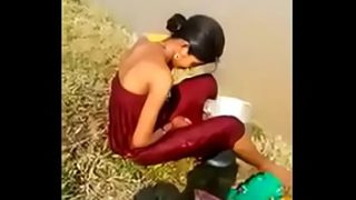 Desi Bhabhi Telanjang di Tempat Umum