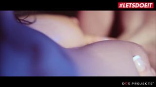 Henessy – MILF Rusia Seksi Diberi Susu Kental Manis oleh Kekasihnya