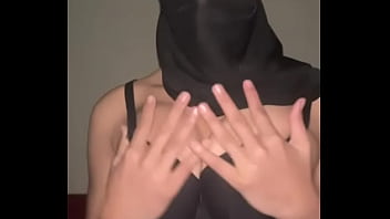 Jilbab Terpasang, Payudara Terbuka • Gadis Muslim Arab Mainkan Teteknya dan Mengerang Seperti Pelacur Bergairah